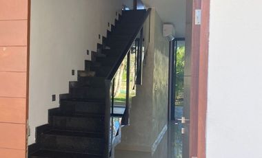 | Hermosa casa residencial, en renta. |
