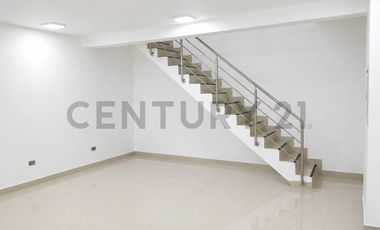 Local comercial cuenta con sótano y mezzanine