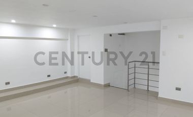 Local comercial cuenta con sótano y mezzanine