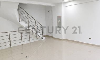 Local comercial cuenta con sótano y mezzanine