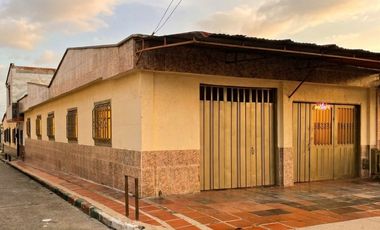 ¡GRAN OPORTUNIDAD DE INVERSION! CASA ESQUINERA CON LOCAL EN VENTA.
