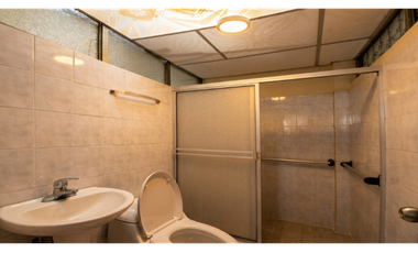 ¡GRAN OPORTUNIDAD DE INVERSION! CASA ESQUINERA CON LOCAL EN VENTA.