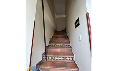 SE ARRIENDA HERMOSO Y AMPLIO APARTAMENTO DÚPLEX EN LA CEIBA