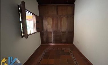 SE ARRIENDA HERMOSO Y AMPLIO APARTAMENTO DÚPLEX EN LA CEIBA
