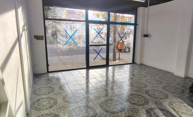 Local a metros de avenida San Martin