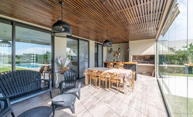 Venta Casa a la laguna San Sebastián área 10, 6am 4/5 dor, galería abierta/cerrada, terminaciones