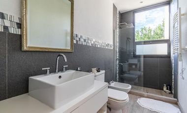 Venta Casa a la laguna San Sebastián área 10, 6am 4/5 dor, galería abierta/cerrada, terminaciones