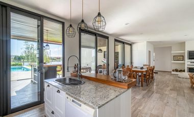 Venta Casa a la laguna San Sebastián área 10, 6am 4/5 dor, galería abierta/cerrada, terminaciones