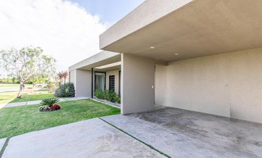 Venta Casa a la laguna San Sebastián área 10, 6am 4/5 dor, galería abierta/cerrada, terminaciones