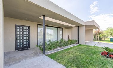 Venta Casa a la laguna San Sebastián área 10, 6am 4/5 dor, galería abierta/cerrada, terminaciones