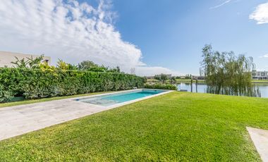 Venta Casa a la laguna San Sebastián área 10, 6am 4/5 dor, galería abierta/cerrada, terminaciones