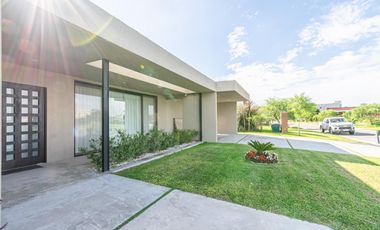 Venta Casa a la laguna San Sebastián área 10, 6am 4/5 dor, galería abierta/cerrada, terminaciones