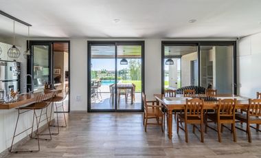 Venta Casa a la laguna San Sebastián área 10, 6am 4/5 dor, galería abierta/cerrada, terminaciones