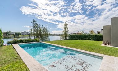 Venta Casa a la laguna San Sebastián área 10, 6am 4/5 dor, galería abierta/cerrada, terminaciones