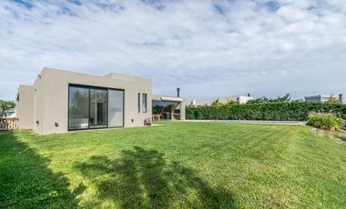 Venta Casa a la laguna San Sebastián área 10, 6am 4/5 dor, galería abierta/cerrada, terminaciones
