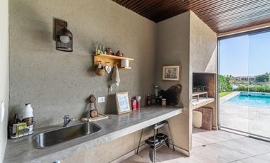 Venta Casa a la laguna San Sebastián área 10, 6am 4/5 dor, galería abierta/cerrada, terminaciones