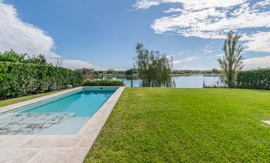 Venta Casa a la laguna San Sebastián área 10, 6am 4/5 dor, galería abierta/cerrada, terminaciones