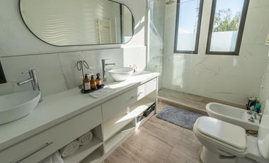 Venta Casa a la laguna San Sebastián área 10, 6am 4/5 dor, galería abierta/cerrada, terminaciones