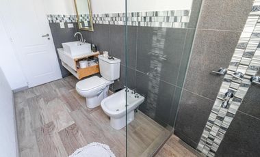 Venta Casa a la laguna San Sebastián área 10, 6am 4/5 dor, galería abierta/cerrada, terminaciones