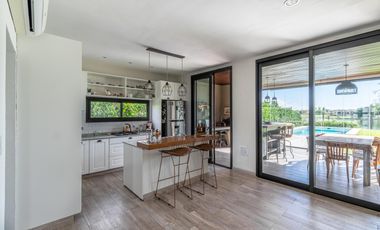 Venta Casa a la laguna San Sebastián área 10, 6am 4/5 dor, galería abierta/cerrada, terminaciones