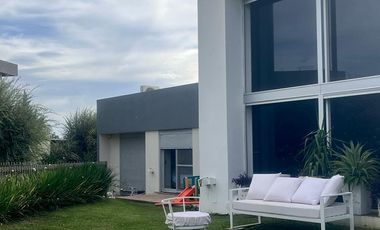 Casa Duplex Amoblada en Alquiler-  La Calandria zona sur