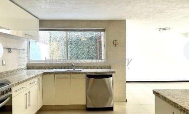 En Venta Hermosa casa de tres niveles, con excelente ubicación.