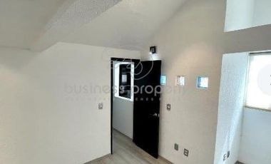 En Venta Hermosa casa de tres niveles, con excelente ubicación.