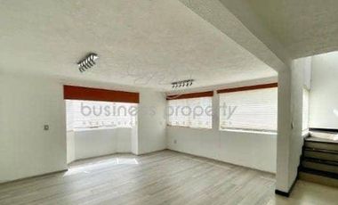 En Venta Hermosa casa de tres niveles, con excelente ubicación.