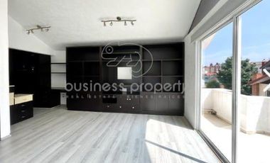 En Venta Hermosa casa de tres niveles, con excelente ubicación.