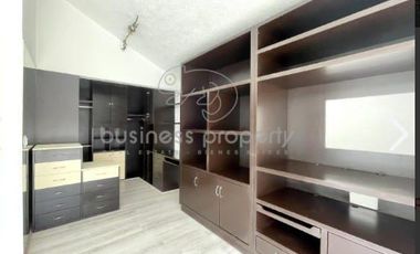 En Venta Hermosa casa de tres niveles, con excelente ubicación.