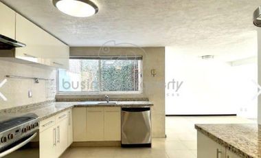 En Venta Hermosa casa de tres niveles, con excelente ubicación.