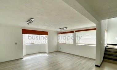 En Venta Hermosa casa de tres niveles, con excelente ubicación.
