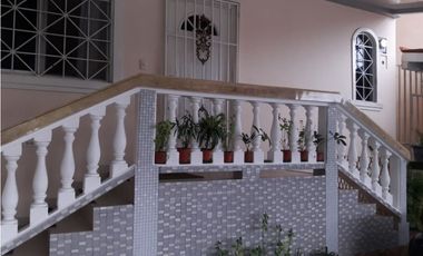 SE VENDE CASA EN LAS CUMBRES URB. SAN ANDRES FRENTE AL METRO