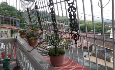 SE VENDE CASA EN LAS CUMBRES URB. SAN ANDRES FRENTE AL METRO