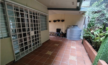 SE VENDE CASA EN LAS CUMBRES URB. SAN ANDRES FRENTE AL METRO