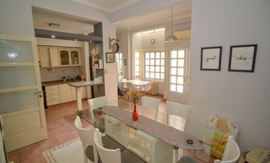 Casa espaciosa sobre Bv Pellgrini!