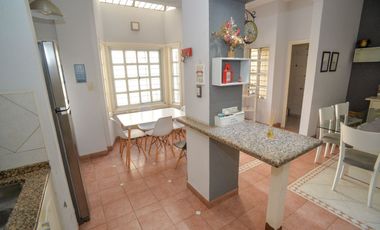 Casa espaciosa sobre Bv Pellgrini!
