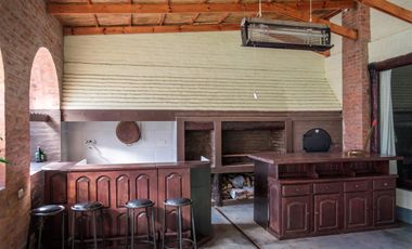 CASA 3 dormitorios con jardín en RECONQUISTA (Sta