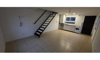 Alquiler 24 meses depto en duplex de 3 amb con cochera.