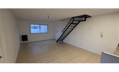Alquiler 24 meses depto en duplex de 3 amb con cochera.