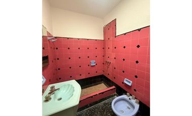 CASA EN ESQUINA CON POTENCIAL COMERCIAL