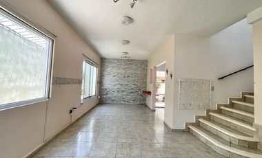 *CASA  EN COND. JANITZIO CON SEGURIDAD, A 10 MIN DEL CENTRO DE CUERNAVACA Y A 2 MIN DE LA DESV. DE LA AUT *