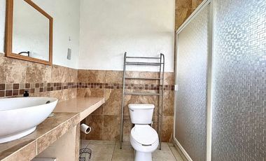 *CASA  EN COND. JANITZIO CON SEGURIDAD, A 10 MIN DEL CENTRO DE CUERNAVACA Y A 2 MIN DE LA DESV. DE LA AUT *
