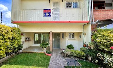 *CASA  EN COND. JANITZIO CON SEGURIDAD, A 10 MIN DEL CENTRO DE CUERNAVACA Y A 2 MIN DE LA DESV. DE LA AUT *