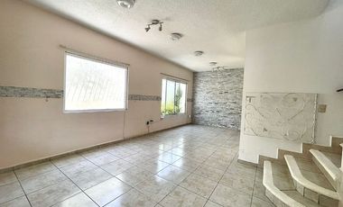 *CASA  EN COND. JANITZIO CON SEGURIDAD, A 10 MIN DEL CENTRO DE CUERNAVACA Y A 2 MIN DE LA DESV. DE LA AUT *