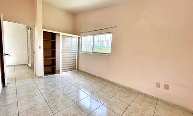 *CASA  EN COND. JANITZIO CON SEGURIDAD, A 10 MIN DEL CENTRO DE CUERNAVACA Y A 2 MIN DE LA DESV. DE LA AUT *