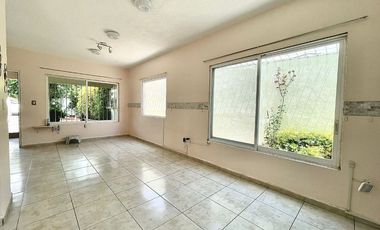 *CASA  EN COND. JANITZIO CON SEGURIDAD, A 10 MIN DEL CENTRO DE CUERNAVACA Y A 2 MIN DE LA DESV. DE LA AUT *