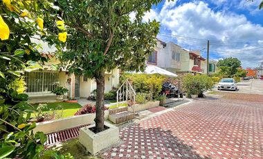 *CASA  EN COND. JANITZIO CON SEGURIDAD, A 10 MIN DEL CENTRO DE CUERNAVACA Y A 2 MIN DE LA DESV. DE LA AUT *