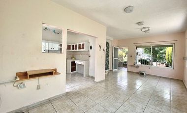 *CASA  EN COND. JANITZIO CON SEGURIDAD, A 10 MIN DEL CENTRO DE CUERNAVACA Y A 2 MIN DE LA DESV. DE LA AUT *