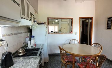 Venta Casa Lanús 3 ambientes Jardín  Parrilla Qcho
